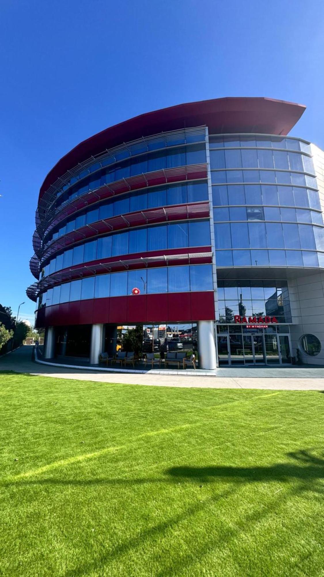 Ramada By Wyndham Bucharest Otopeni Airport 외부 사진