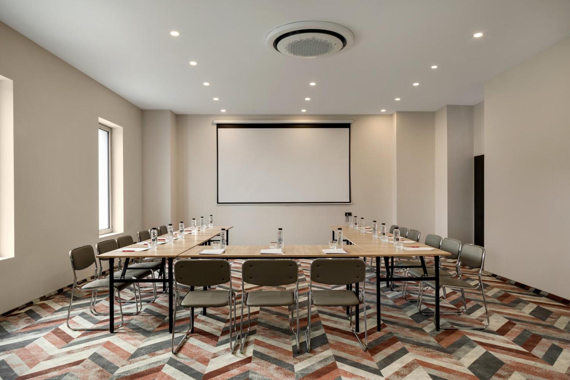 Ramada By Wyndham Bucharest Otopeni Airport 외부 사진