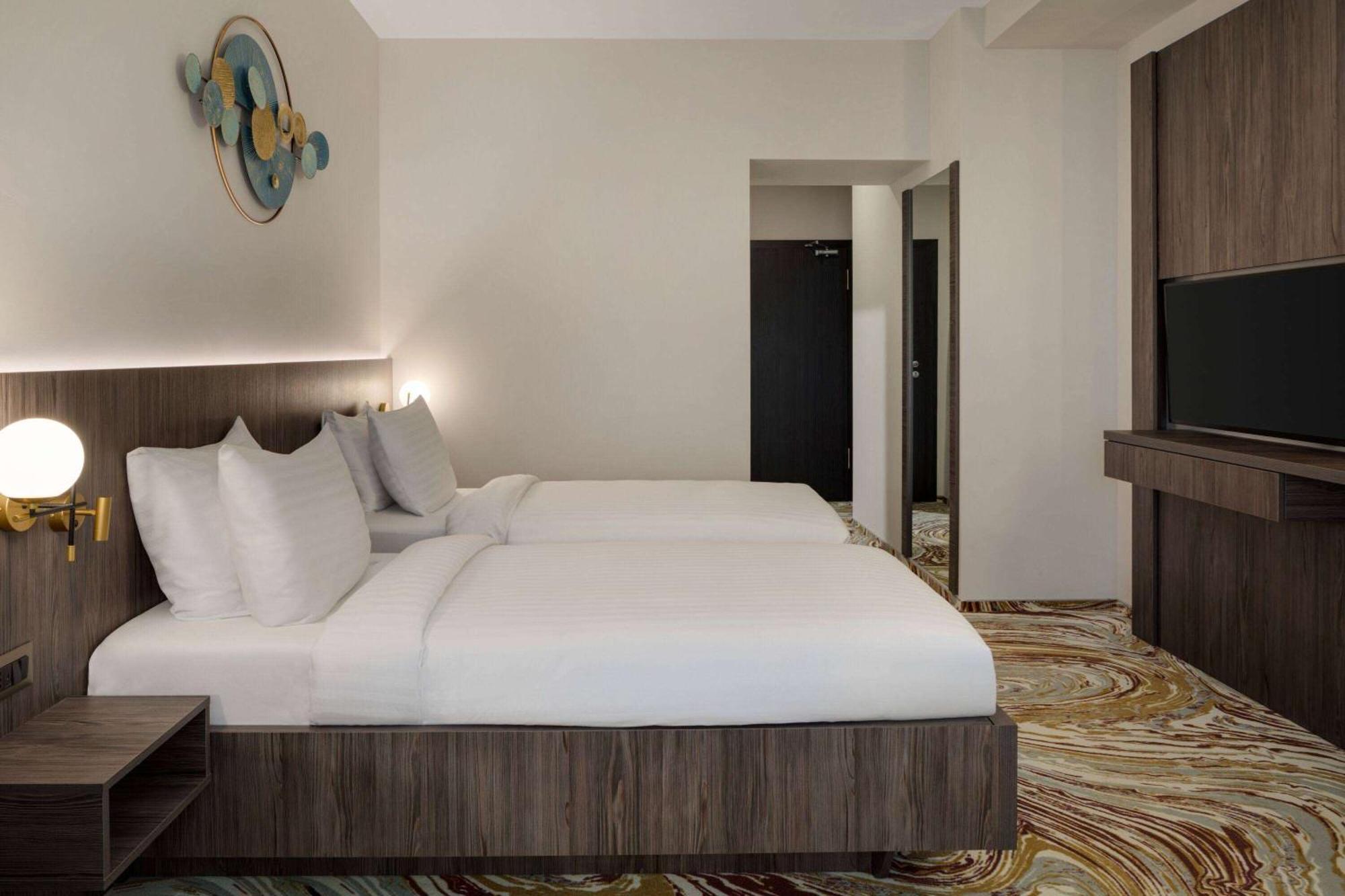Ramada By Wyndham Bucharest Otopeni Airport 외부 사진